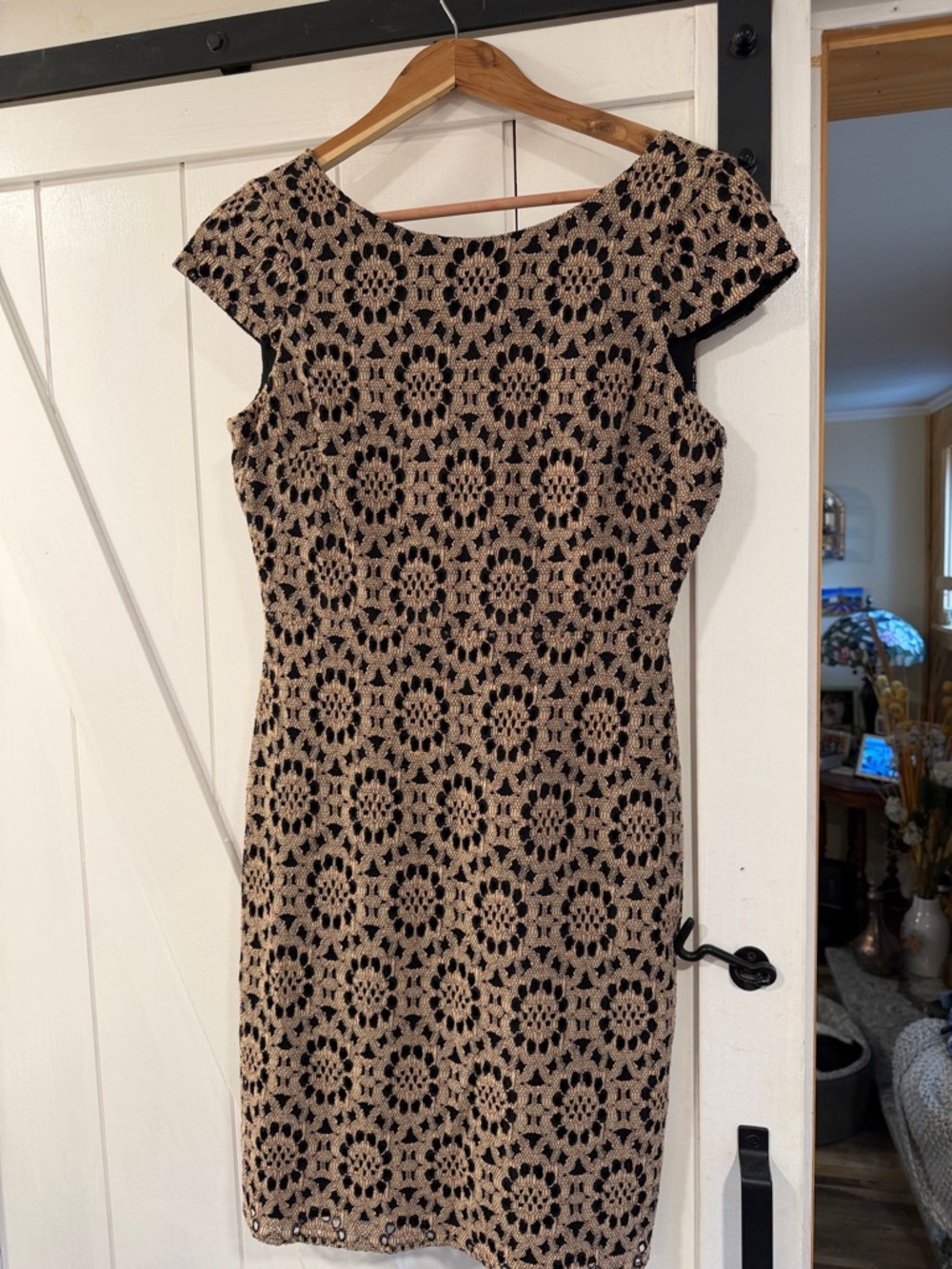 Tommy Hilfiger beautiful Beige & Black Cap-Sleeve Midi Sheath Dress. Size 4